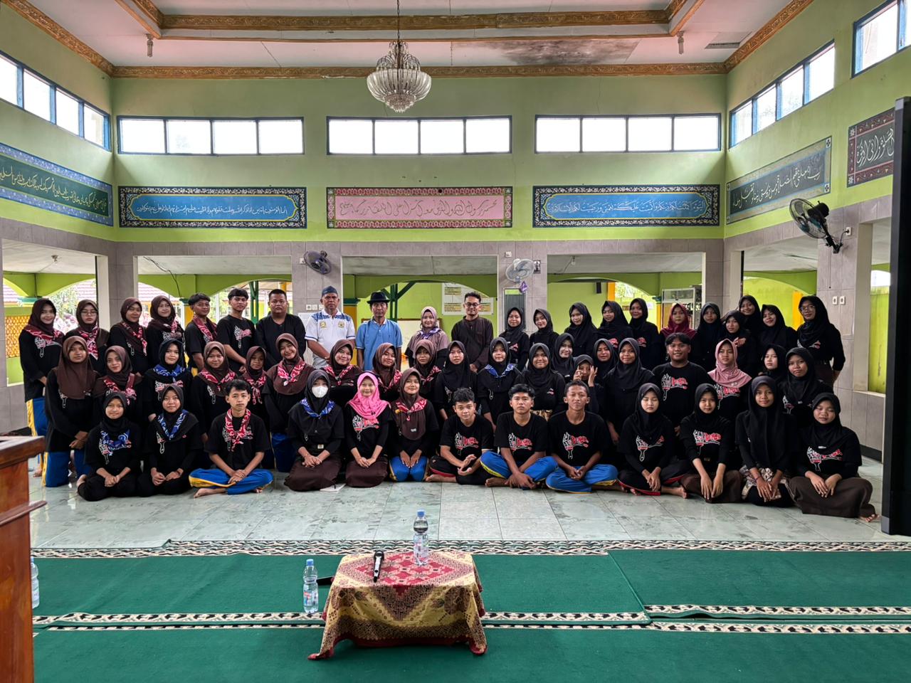 Bagi mereka yang mencintai ketenangan dan imajinasi, Bengkel Sastra (Bester) adalah rumah yang hangat. Di sini, ide-ide liar diubah menjadi larik puisi yang indah atau narasi cerita yang memikat. Bester menjadi wadah bagi siswa untuk menyuarakan keresahan